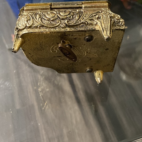 Vintage Linden Sankyo Cameo Piano Shape Music Box - Picture 5 of 5